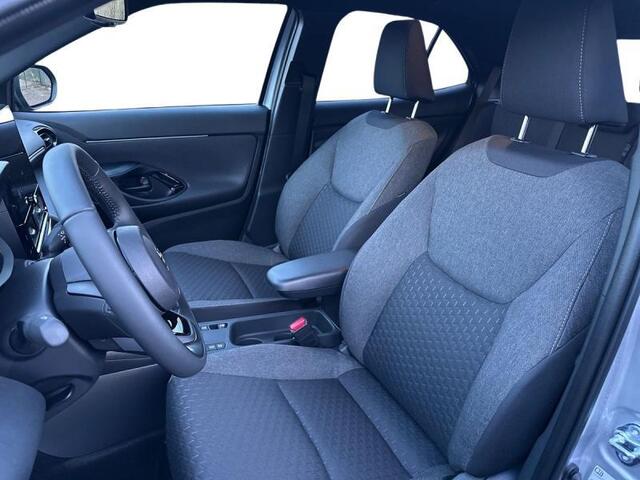 Toyota Yaris Dynamic Plus bi-tone cam nav s