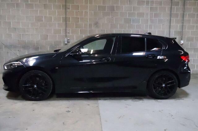 BMW 1-Serie 120 dAS| M-pakket| HUD| H/K sound| PDC| DAB|FULL BLACK