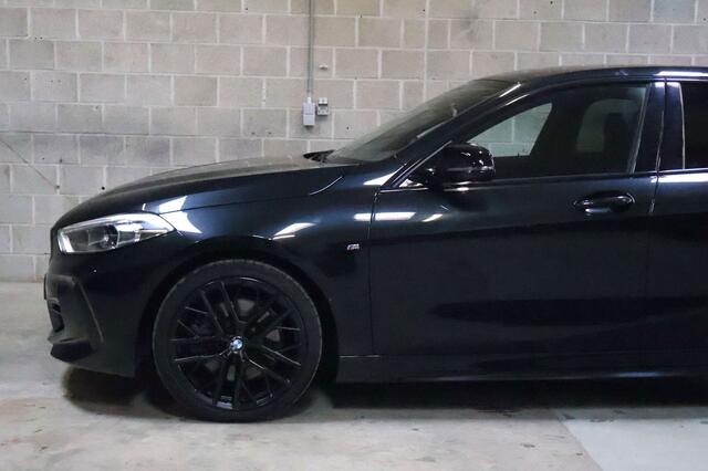 BMW 1-Serie 120 dAS| M-pakket| HUD| H/K sound| PDC| DAB|FULL BLACK
