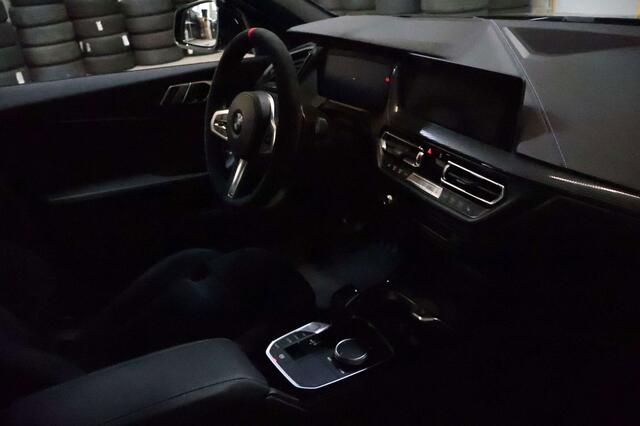 BMW 1-Serie 120 dAS| M-pakket| HUD| H/K sound| PDC| DAB|FULL BLACK