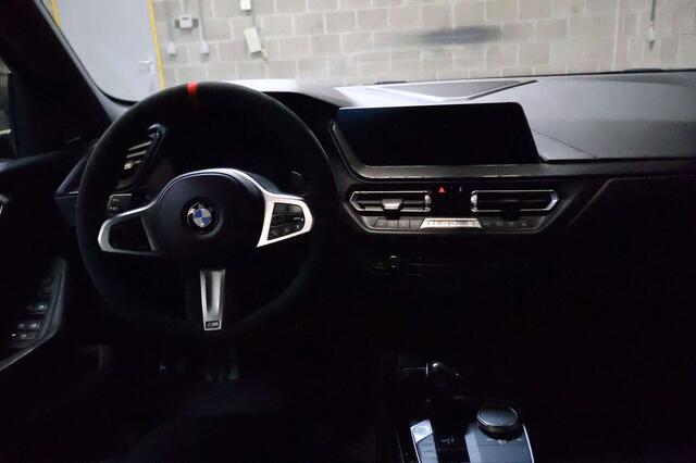 BMW 1-Serie 120 dAS| M-pakket| HUD| H/K sound| PDC| DAB|FULL BLACK