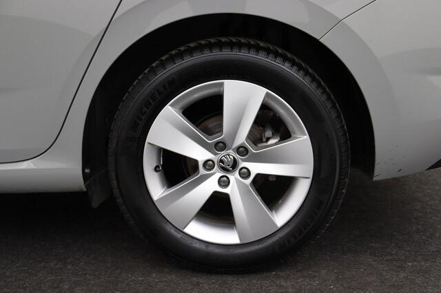 Skoda Scala 1.0 TSI AMBITION 1.0 TSI AMBITION + CARPLAY + PDC + CRUISE + ALU