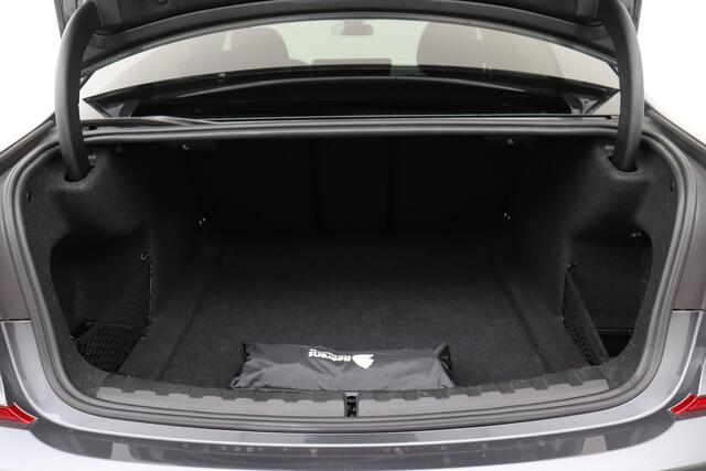 BMW 3-Serie 330 iA M-SPORTPACK  iA M-SPORTPACK + GPS + LEDER/ALCANTARA + CARPLAY + PDC + CRUISE + ALU
