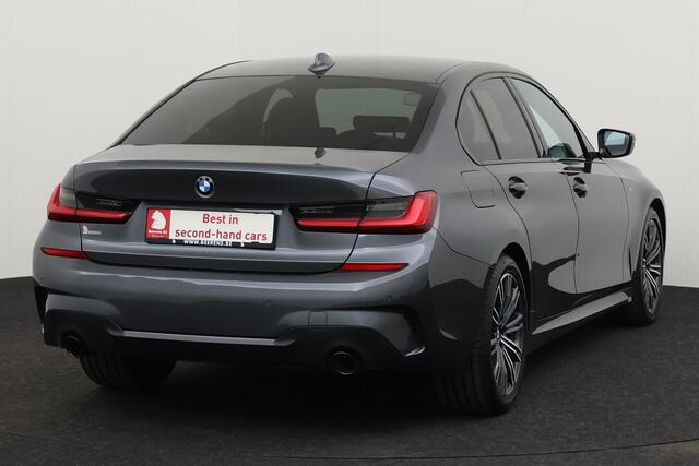 BMW 3-Serie 330 iA M-SPORTPACK  iA M-SPORTPACK + GPS + LEDER/ALCANTARA + CARPLAY + PDC + CRUISE + ALU