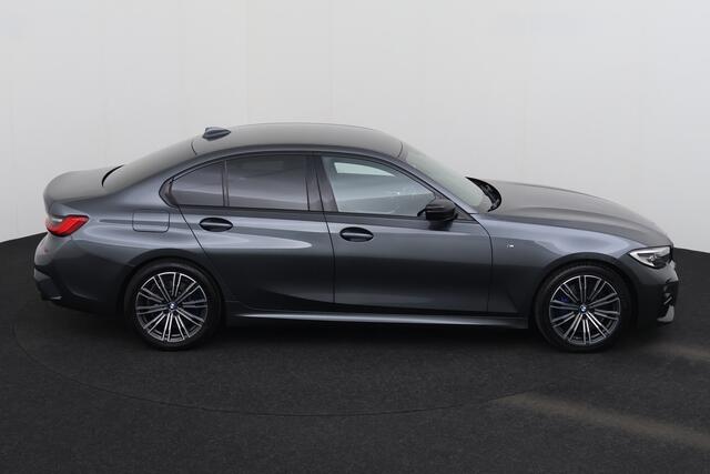 BMW 3-Serie 330 iA M-SPORTPACK  iA M-SPORTPACK + GPS + LEDER/ALCANTARA + CARPLAY + PDC + CRUISE + ALU