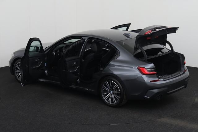 BMW 3-Serie 330 iA M-SPORTPACK  iA M-SPORTPACK + GPS + LEDER/ALCANTARA + CARPLAY + PDC + CRUISE + ALU