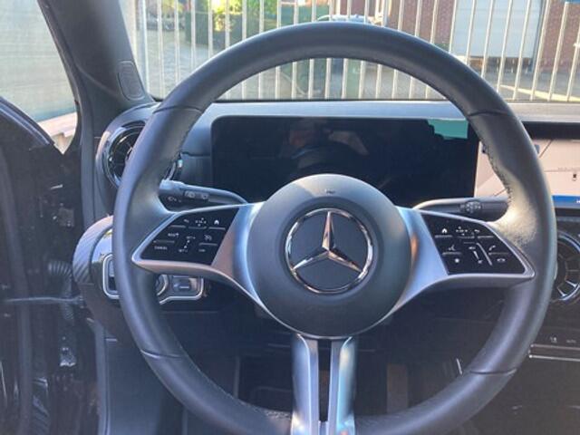 Mercedes-Benz A-Klasse 180 d Motor / Facelift / Half Leder / LED