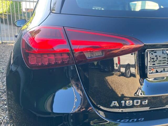 Mercedes-Benz A-Klasse 180 d Motor / Facelift / Half Leder / LED