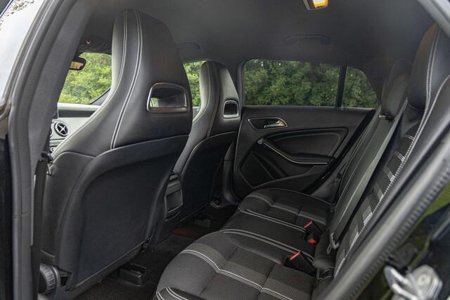 Mercedes-Benz CLA-Klasse 200 d Break  Automaat  LED  Camera  DAB  Navi 