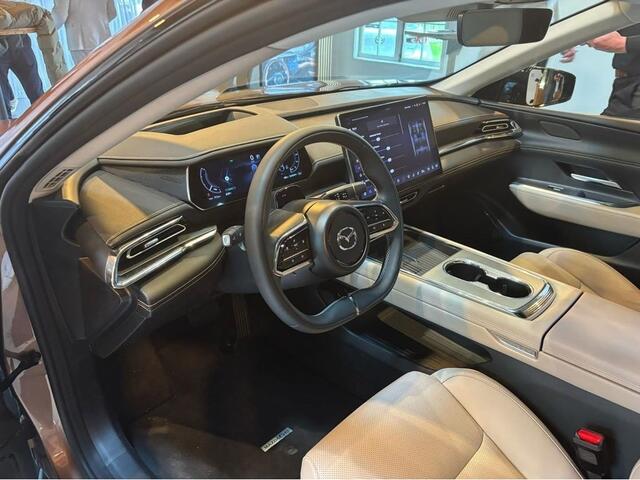 Mazda 6 MAZDA 6e 5HB EV 66.8 kWh 258 hp Takumi metaalkleur Melting Copper met warm beige interieur