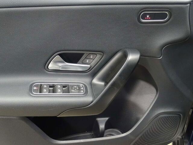 Mercedes-Benz A-Klasse 180 d 7GTRONIC FULL LED-NAVI-WIDESCREEN-PARKTRONIC