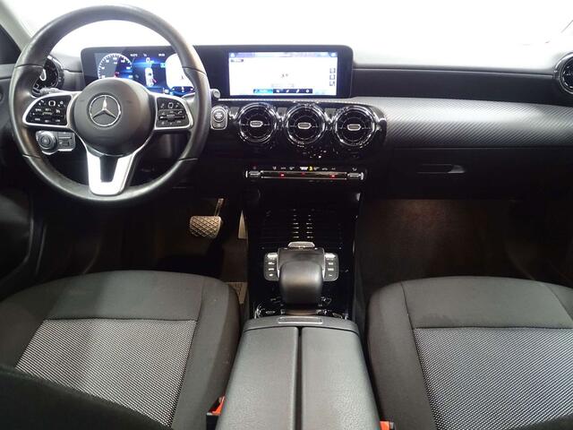 Mercedes-Benz A-Klasse 180 d 7GTRONIC FULL LED-NAVI-WIDESCREEN-PARKTRONIC