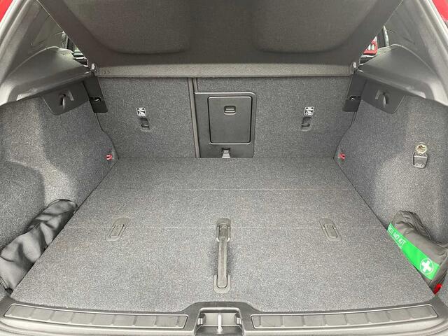 Volvo XC40 Ultimate, B4 Mild-Hybrid, Benzin, Dark