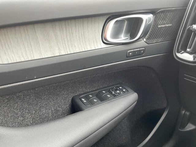 Volvo XC40 Ultimate, B4 Mild-Hybrid, Benzin, Dark