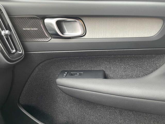 Volvo XC40 Ultimate, B4 Mild-Hybrid, Benzin, Dark