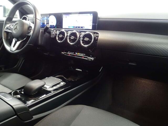 Mercedes-Benz CLA-Klasse 180 d ShootingBrake 7GTRONIC FULL LED-CRUISE-NAVI