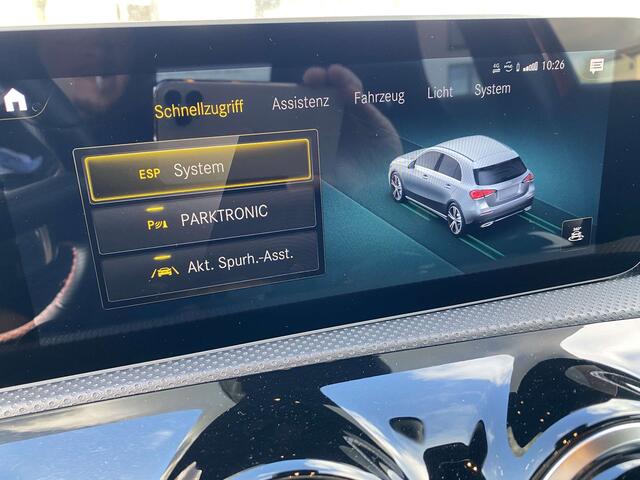 Mercedes-Benz A-Klasse 180 d 7G-DCT AMG Line + Widescreen , 19 et garantie
