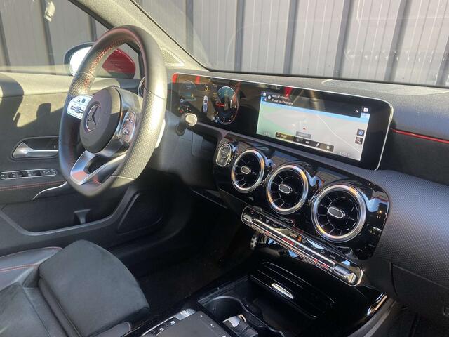 Mercedes-Benz A-Klasse 180 d 7G-DCT AMG Line + Widescreen , 19 et garantie