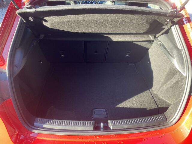 Mercedes-Benz A-Klasse 180 d 7G-DCT AMG Line + Widescreen , 19 et garantie