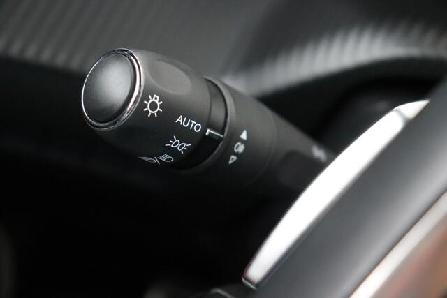 Peugeot 2008 PU-GT 1.2 PURETECH EAT8 GT 1.2 PURETECH  EAT8 + A/T + GPS + CARPLAY + HALF-LEDER + CAMERA + PDC + CRUISE + ALU 17