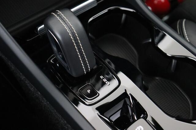 Volvo XC40 PU- R-Design 1.5T4 RECHARGE GEARTRONIC R-DESIGN 1.5 T4 RECHARGE GEARTRONIC + GPS + LEDER-ALCANTARA + CAMERA + PDC + CRUISE + PANO DAK + ALU 19