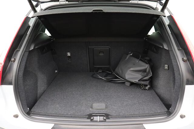 Volvo XC40 PU- R-Design 1.5T4 RECHARGE GEARTRONIC R-DESIGN 1.5 T4 RECHARGE GEARTRONIC + GPS + LEDER-ALCANTARA + CAMERA + PDC + CRUISE + PANO DAK + ALU 19