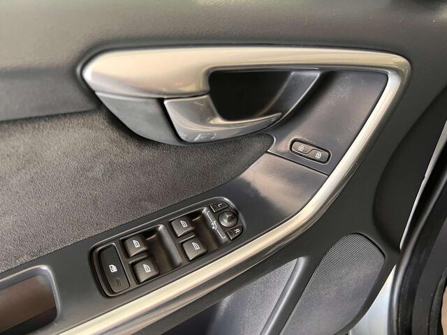 Volvo XC60 2.0d R-design CAM�RARADARS GPS CLIM BI-ZONE