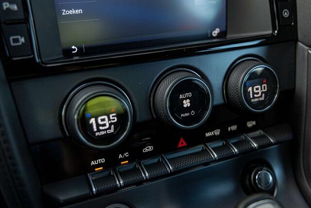 Jaguar F-Type Coup� P300 R-Dynamic  Sportuitlaat  Camera 
