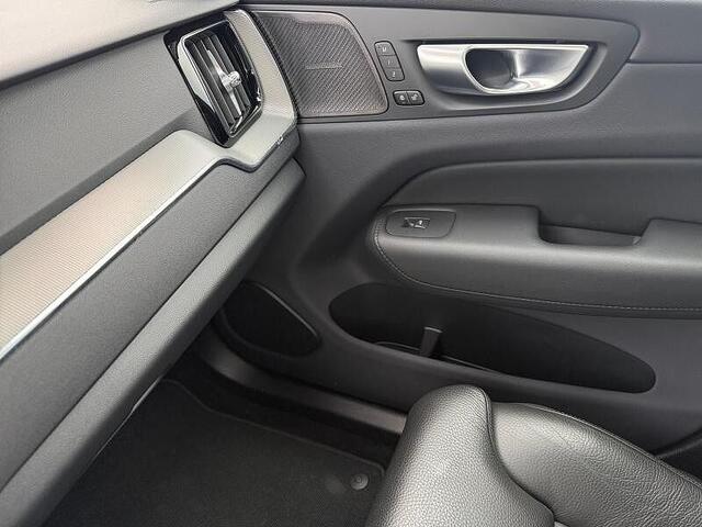 Volvo XC60 II XC60 Plus, B4 Mild-Hybrid, Benzin, Dark