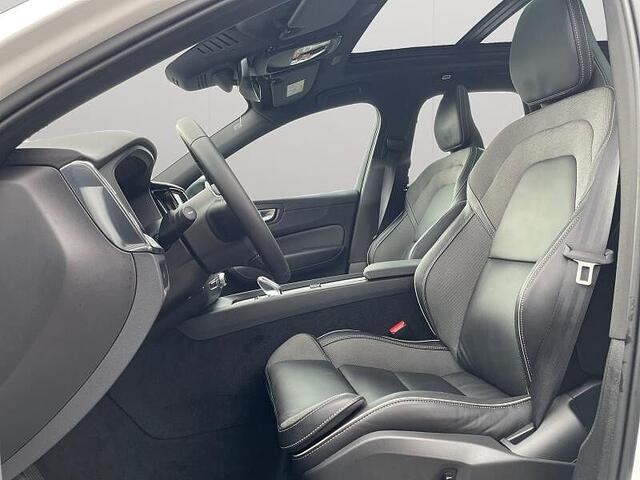 Volvo XC60 II XC60 Plus, B4 Mild-Hybrid, Benzin, Dark