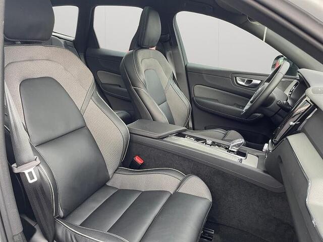 Volvo XC60 II XC60 Plus, B4 Mild-Hybrid, Benzin, Dark