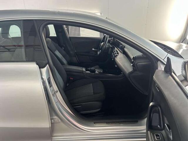 Mercedes-Benz CLA-Klasse 180 d ShootingBrake 7GTRONIC FULL LED-CRUISE-NAVI