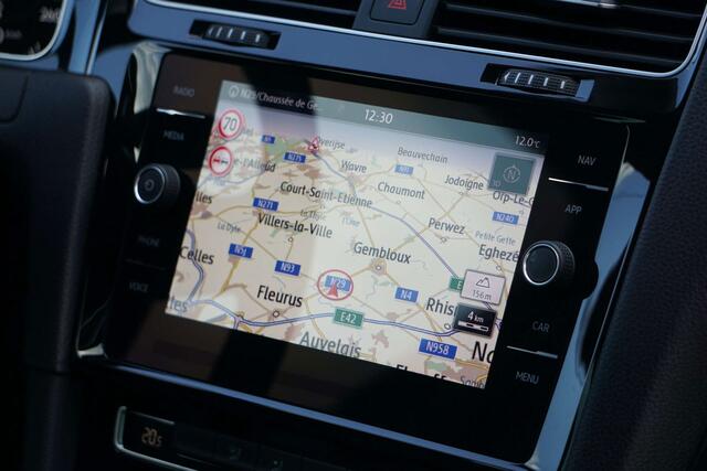Volkswagen Golf 1.0 TSI R-LINE COCKPIT NAVI DISTRONIC CAM PDC 6d-T