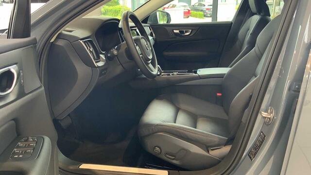 Volvo V60 Recharge Core, T6 AWD plug-in hybrid, Elektrisch/benzine, Bright + Navi + Driver