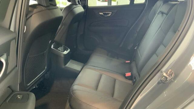 Volvo V60 Recharge Core, T6 AWD plug-in hybrid, Elektrisch/benzine, Bright + Navi + Driver