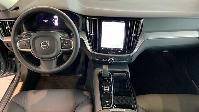 Volvo V60 Recharge Core, T6 AWD plug-in hybrid, Elektrisch/benzine, Bright + Navi + Driver