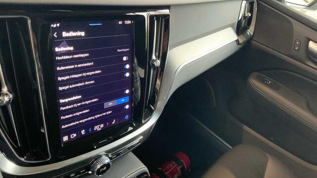 Volvo V60 Recharge Core, T6 AWD plug-in hybrid, Elektrisch/benzine, Bright + Navi + Driver