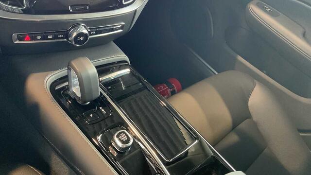 Volvo V60 Recharge Core, T6 AWD plug-in hybrid, Elektrisch/benzine, Bright + Navi + Driver