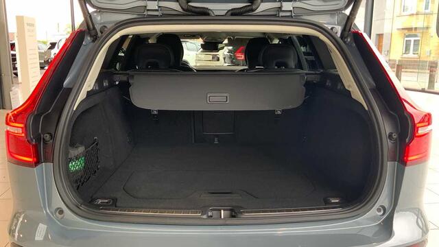 Volvo V60 Recharge Core, T6 AWD plug-in hybrid, Elektrisch/benzine, Bright + Navi + Driver