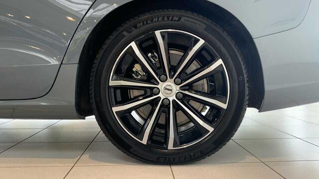 Volvo V60 Recharge Core, T6 AWD plug-in hybrid, Elektrisch/benzine, Bright + Navi + Driver