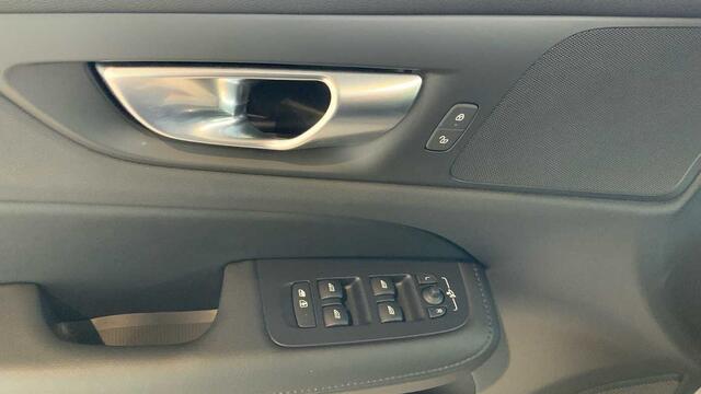 Volvo V60 Recharge Core, T6 AWD plug-in hybrid, Elektrisch/benzine, Bright + Navi + Driver