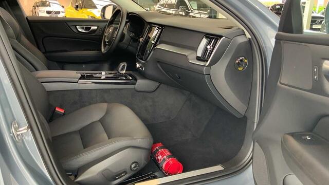 Volvo V60 Recharge Core, T6 AWD plug-in hybrid, Elektrisch/benzine, Bright + Navi + Driver