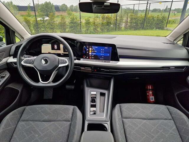 Volkswagen Golf 1.0 etsi/Carplay/Heated Seats/Camera/Navi/