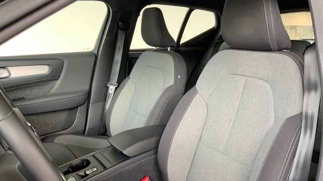 Volvo XC40 Core, B3 Mild hybrid, Benzine + Navi + ....