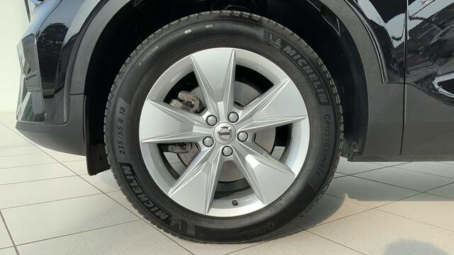 Volvo XC40 Core, B3 Mild hybrid, Benzine + Navi + ....
