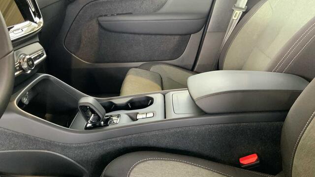 Volvo XC40 Core, B3 Mild hybrid, Benzine + Navi + ....