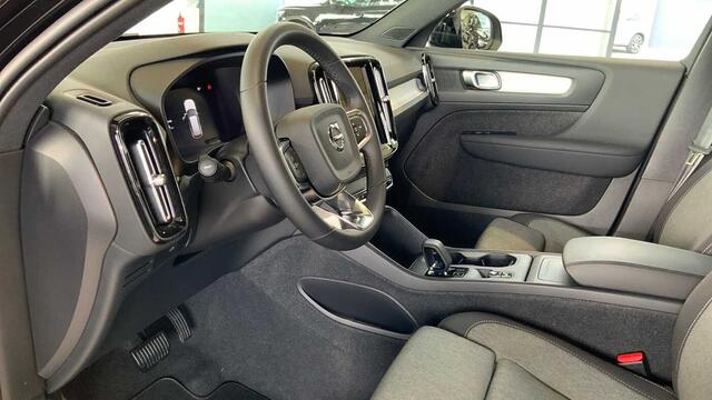 Volvo XC40 Core, B3 Mild hybrid, Benzine + Navi + ....