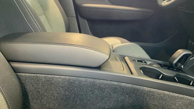 Volvo XC40 Core, B3 Mild hybrid, Benzine + Navi + ....