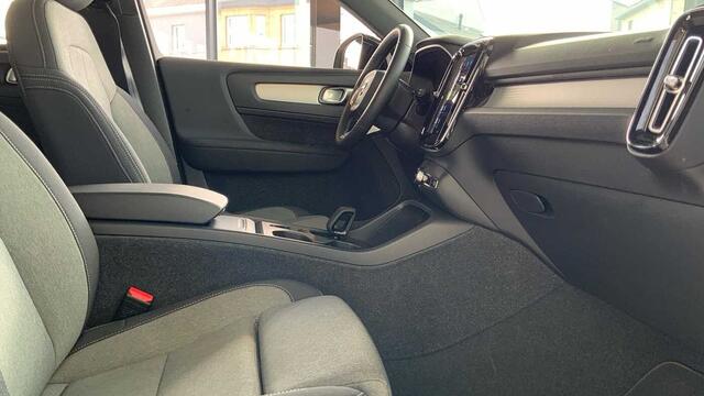 Volvo XC40 Core, B3 Mild hybrid, Benzine + Navi + ....