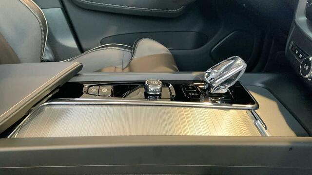 Volvo XC60 II Recharge Plus, T6 AWD Plug-in Hybrid, Elektrisch/Benzine, Dark + Pano + 360� + .